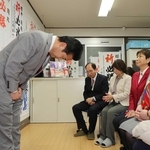 選挙区での落選が確実となり、深々と頭を下げる桜井周氏＝伊丹市西台５（撮影・笠原次郎）