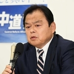 比例当選を確実とし、険しい表情で選挙戦を振り返る赤羽一嘉氏＝神戸市中央区八幡通４（撮影・風斗雅博）