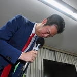 小選挙区で落選が確実となり、支援者に頭を下げる井坂信彦氏＝神戸市中央区八幡通４（撮影・大田将之）