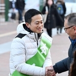 兵庫２区で当選を果たし、通勤客らに国政での活躍を誓う日本維新の会の阿部圭史氏＝９日午前、神戸市兵庫区駅南通５（撮影・斎藤雅志）