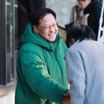 兵庫３区で当選を果たし、通勤の人たちにあいさつする自民党の関芳弘氏＝９日午前、神戸市垂水区神田町１（撮影・鈴木雅之）