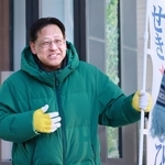 兵庫３区で当選を果たし、通勤の人たちにあいさつする自民党の関芳弘氏＝９日午前、神戸市垂水区神田町１（撮影・鈴木雅之）