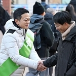 兵庫２区で当選を果たし、通勤客らに国政での活躍を誓う阿部圭史氏＝９日午前、神戸市兵庫区駅南通５（撮影・斎藤雅志）