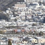 雪化粧した市街地の建物＝９日午前、宝塚市内（撮影・小林良多）