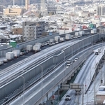 寒波の影響で渋滞する中国自動車道宝塚インターチェンジ周辺＝９日午前８時５７分（撮影・小林良多）