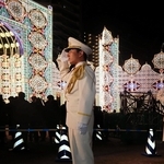 神戸ルミナリエの消灯式で敬礼する警備員たち＝８日夜、神戸市中央区加納町６、東遊園地（撮影・安福直剛）