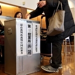 衆院選の比例票を投じる有権者＝８日午前、神戸市中央区山本通１（撮影・長嶺麻子）