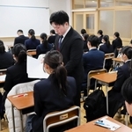 問題用紙が配布され、試験の開始を待つ生徒たち＝尼崎市南塚口町１、園田学園高校