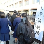 試験会場に入る生徒たち＝尼崎市南塚口町１、園田学園高校