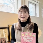 「子育てに悩んだ保護者に、元気を贈れたら」と話す木田聖子さん。挿絵はイラストレーターとしても活動する職員が担当した＝神戸市西区今寺、チャイルドハート