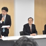 中道改革連合の議員総会に出席した（左から）中野洋昌共同幹事長、斉藤鉄夫共同代表、野田佳彦共同代表＝東京・永田町