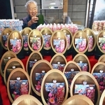 竹筒の中に飾り付けられた「かぐやびな」＝兵庫県上郡町高田台６