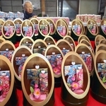 竹筒の中に飾り付けられた「かぐやびな」＝兵庫県上郡町高田台６