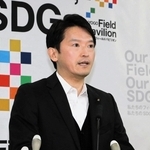 兵庫県の２０２６年度当初予算案などについて説明する斎藤元彦知事＝１２日午前、県庁