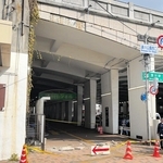 湊川公園橋の壁面から石板が剝がれ落ちた現場＝１２日正午ごろ、神戸市兵庫区荒田町１（神戸市提供）