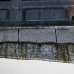 石板が剥がれ落ちた湊川公園橋西端＝１２日午後６時１１分、神戸市兵庫区荒田町１