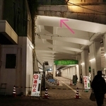 重さ８０キロの石板２枚が落下したトンネル部分。入り口上部（矢印の部分）が剥がれ落ちた＝１２日午後６時１２分、神戸市兵庫区荒田町１