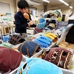 「球春」を前に仕上げられるグラブ＝いずれも宍粟市波賀町安賀、ミズノテクニクス波賀工場（撮影・辰巳直之）