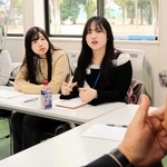 成徳ふれあいのまちづくり協議会の中田進委員長（右）から災害時の備えについて聞き取りをする「あすパ・ユース震災語り部隊」の高校生ら＝神戸市灘区中郷町５