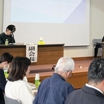 関係者が不登校の現状や課題について意見を交わした＝神戸市中央区下山手通４