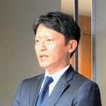 前総務部長らが地方公務員法違反容疑で書類送検されたことを受け、囲み取材に応じる兵庫県の斎藤元彦知事＝１３日午後、県庁