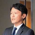 前総務部長らが地方公務員法違反容疑で書類送検されたことを受け、囲み取材に応じる兵庫県の斎藤元彦知事＝１３日午後、県庁