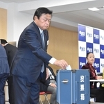 中道改革連合の代表選で投票する赤羽一嘉氏＝１３日午後、東京・永田町