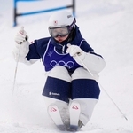 女子モーグル予選でコブを攻める藤木日菜＝リビーニョ（共同）