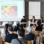 「みんなで考える新しい市民社会」と題して行われたパネル討論＝１４日午後、神戸市中央区加納町４、アンカー神戸（撮影・斎藤雅志）