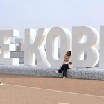 観光客らに人気の撮影スポットとなっている「ＢＥ　ＫＯＢＥ」のモニュメント＝神戸市中央区波止場町