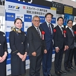 開港２０年のセレモニーに臨む神戸市の久元喜造市長（左から４人目）とスカイマークの本橋学社長（同５人目）ら＝１６日午前、神戸市中央区、神戸空港（撮影・大田将之）