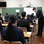 注意事項が配られ、試験開始を待つ受験生＝１６日午前、神戸市東灘区向洋町中４、六甲アイランド高校