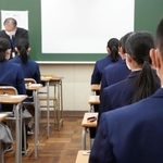 注意事項を聞く受験生たち＝１６日午前、神戸市東灘区向洋町中４、六甲アイランド高校