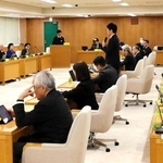 兵庫県の幹部と県内団体の代表者ら外部委員が意見を交わした県政改革審議会＝県庁