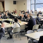 警察署協議会の代表者会議で、サイバー犯罪防止の取り組みを説明する担当者（左）＝県警本部