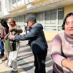 防災訓練でバケツリレーを体験するペルーからの研修員ら＝神戸市中央区楠町４（ＪＩＣＡ関西提供）