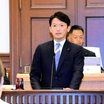 兵庫県議会本会議で提出議案を説明する斎藤元彦知事＝県公館