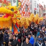 春節を祝って南京町を練り歩く竜のパレード＝１７日午後、神戸市中央区（撮影・斎藤雅志）