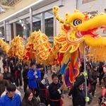 神戸元町商店街を練り歩く竜のパレード＝１７日午後、神戸市中央区（撮影・斎藤雅志）
