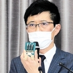 部品を手に、踏切が動かなかった原因などを説明するＪＲ西日本鉄道本部電気部の山本大弘部長＝17日午後、大阪市北区