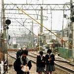 不通になった山陽電鉄板宿－東須磨間の線路を歩いて帰宅する女子高校生＝１９９５年３月４日、神戸市須磨区大手町