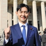 初登院した自民党の山田基靖衆院議員＝１８日午前、東京都千代田区の国会議事堂