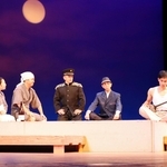 演劇「島守のうた」では、島田叡（右から２人目）が村の宴に足を運び県民に溶け込むシーンが演じられ、明るい人柄を表現した＝神戸文化ホール