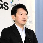 定例会見で話す兵庫県の斎藤元彦知事＝１８日午後、県庁