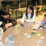 放課後に南公園ステーションベースに集まってゲームを楽しむ中学生ら＝神戸市中央区港島中町８