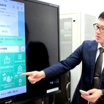 ラインの「神戸市災害掲示板」を拡大画面で説明する市担当者＝神戸市役所