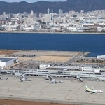 利用低迷など、さまざまな困難を乗り越えてきた神戸空港。２０２５年に国際化され、旅客数が初めて年間４００万人を超えた＝２４年１２月、神戸空港上空から