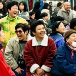 避難所で開かれたカラオケ大会。被災者らが笑顔で楽しんだ＝１９９５年２月１６日、神戸市長田区水笠通