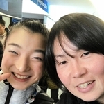 ２０１８年平昌大会で五輪に初出場した坂本花織（左）と応援に駆けつけた関口清香さん（関口さん提供）