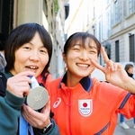 中学時代の恩師の関口清香さん（左）に銀メダルを手渡し、笑顔を見せる坂本花織＝ミラノ市内（撮影・吉澤敬太） 